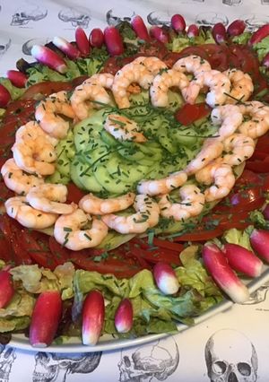 Une photo de Salade terre et mer aux crevettes,radis,tomates,concombre,laitue,oignon et ciboulette