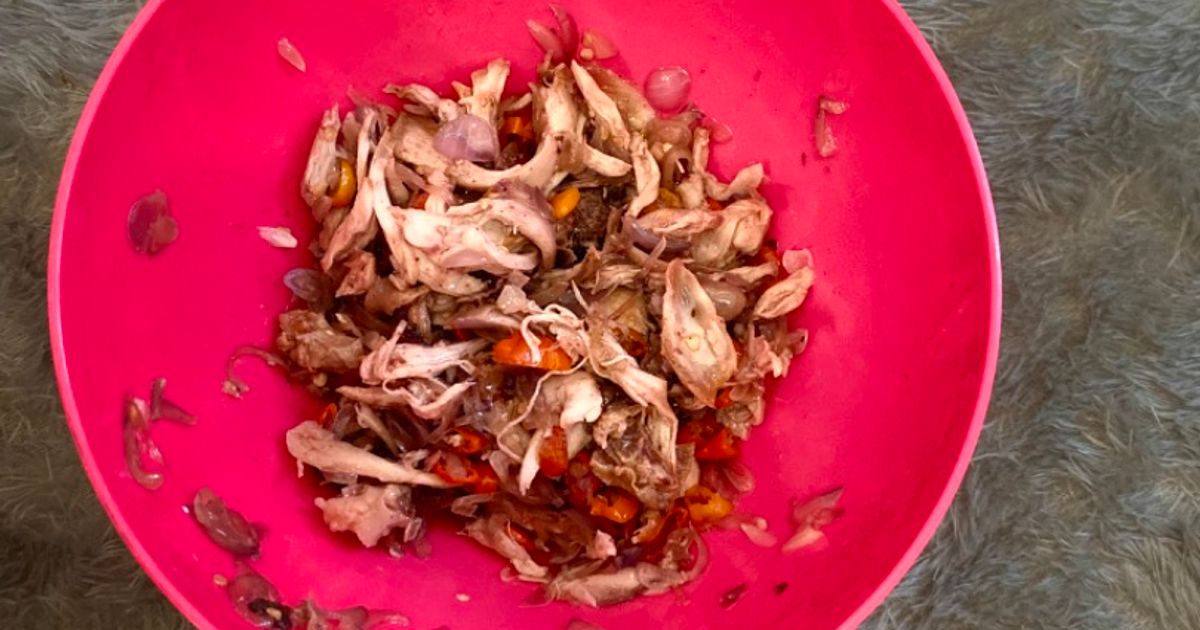 Suir ayam sambal matah (masakan Bali)