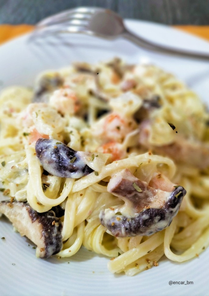 Una foto de Tallarines cremosos a la naranja con langostinos y shiitake