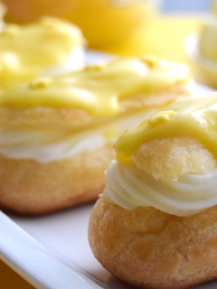 Una foto de Eclairs con crema de limón