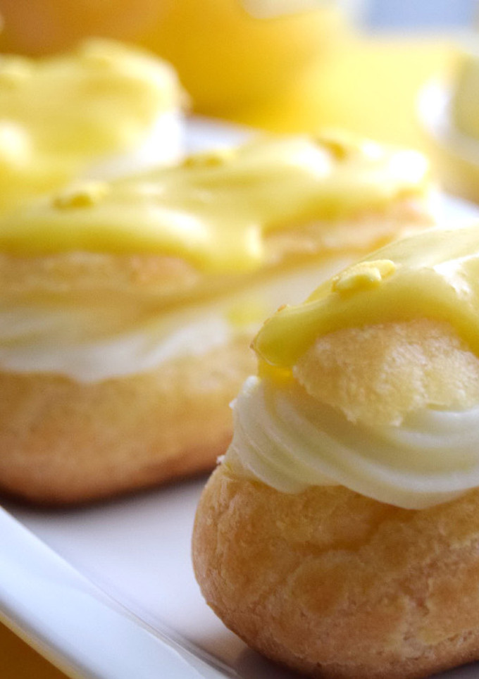 Una foto de Eclairs con crema de limón