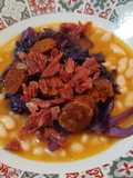 Alubias estofadas con lombarda al ajillo, chorizo y jamón