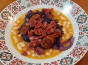 Una foto de guiso de repollo morado