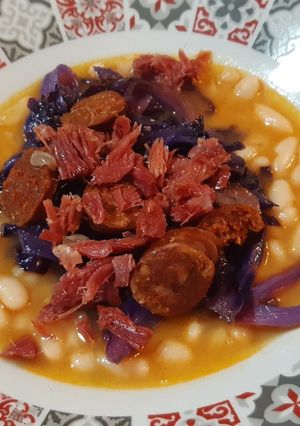 Una foto de Alubias estofadas con lombarda al ajillo, chorizo y jamón