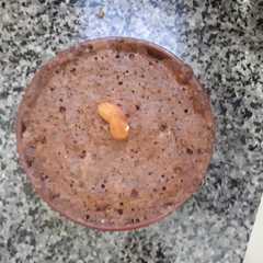 Una foto de Muy cake de almendras y cacao (torta en taza)