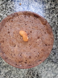 Una foto de Muy cake de almendras y cacao (torta en taza)