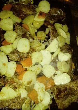 Una foto de Pechito de cerdo con Papas al horno
