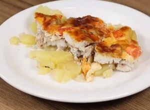 Una foto de Pechuga de pollo con papas y queso manchego