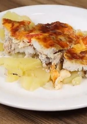 Una foto de Pechuga de pollo con papas y queso manchego