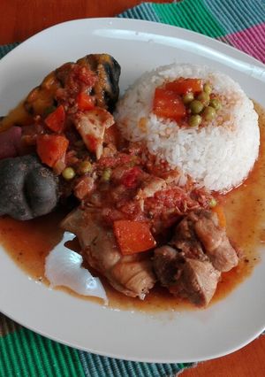 Una foto de Estofado de pollo con Papas Nativas Peruanas 🥔🇵🇪😍