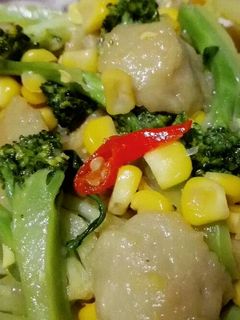 Foto resep Tumis Brokoli Bakso Jagung 🌽