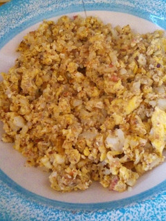 Una foto de Huevo con longaniza y arroz