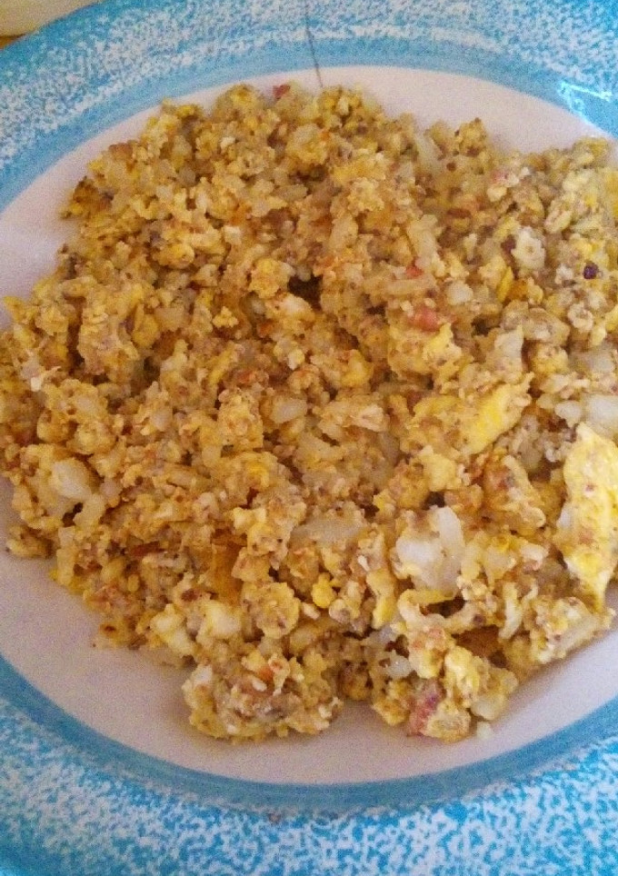 Una foto de Huevo con longaniza y arroz