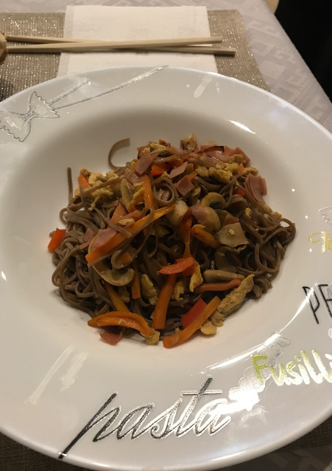 Una foto de Pasta Soba con verduras