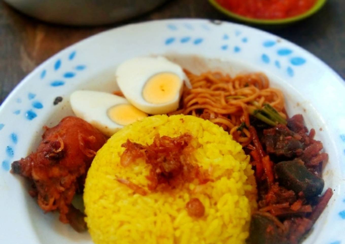 Nasi kuning magicom praktis (pake bumbu instan)