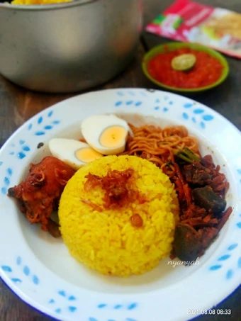 Langkah Gampang Menyiapkan Resep  Nasi kuning magicom praktis (pake bumbu instan) yang Lezat Sekali, Enak Banget
