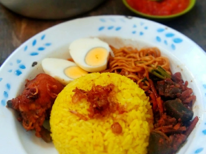 Langkah Gampang Menyiapkan Resep  Nasi kuning magicom praktis (pake bumbu instan) yang Lezat Sekali, Enak Banget