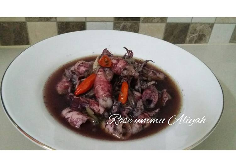 Bagaimana memasak Cumi hitam simple yang Enak