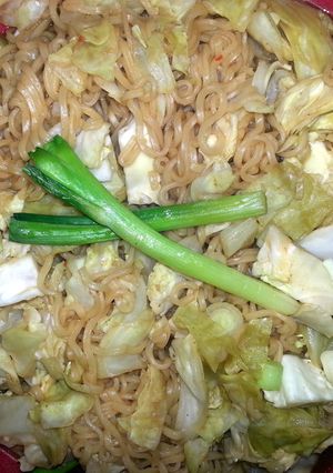 A picture of cheap and easy ramen chowmein.
