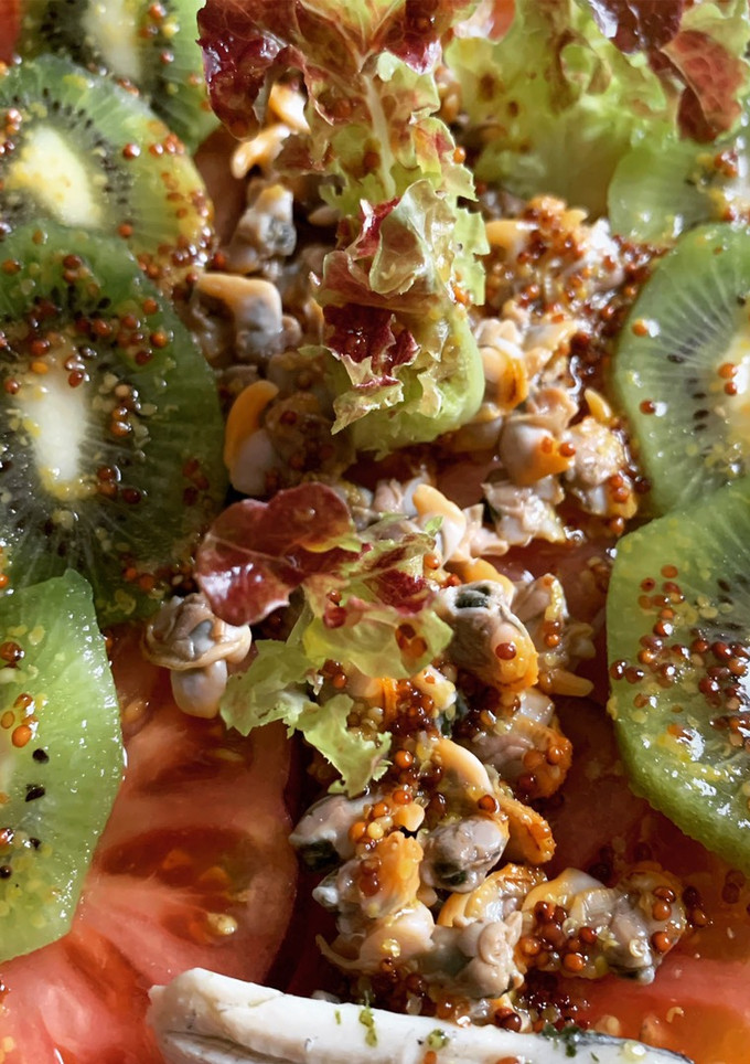 Una foto de Ensalada de berberechos y boquerón