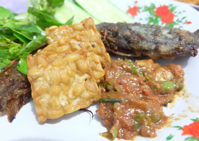 Resep: Pecel Lele + Sambal ala Warung Tenda Farah Quinn