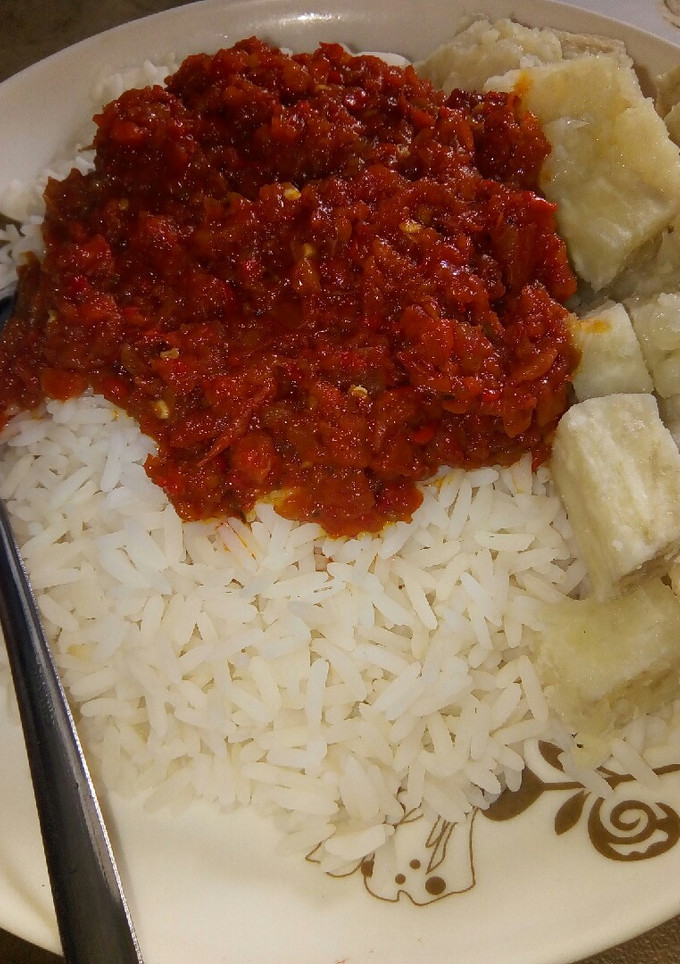 A picture of Rice and stew with yam.
