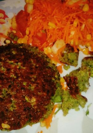 Una foto de Hamburguesas de arvejas y porotos Mung con ensalada full 💜👌