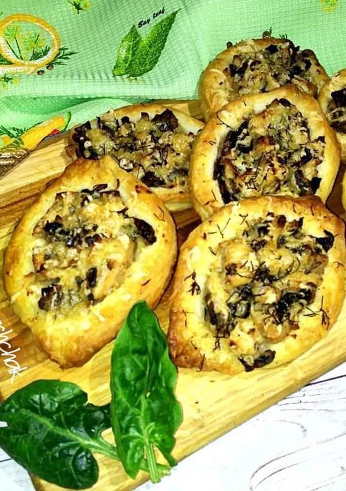 Жульєн з куркою та грибами в човниках