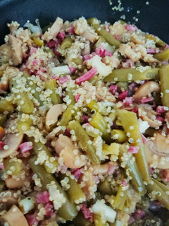 Una foto de Salteado de verduras, jamón y quinoa!