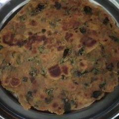 Methi lahsun paratha A picture of Methi lahsun paratha.
