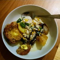 A picture of Seafood chowder and Soda bread.