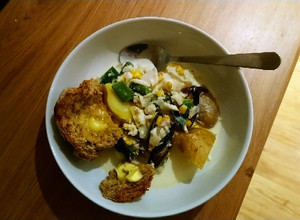 A picture of Seafood chowder and Soda bread.