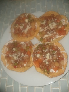 Una foto de Tostadas de verduras con carne molida!¡!