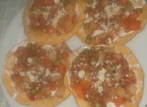 Una foto de Tostadas de verduras con carne molida!¡!
