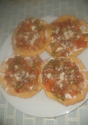 Una foto de Tostadas de verduras con carne molida!¡!