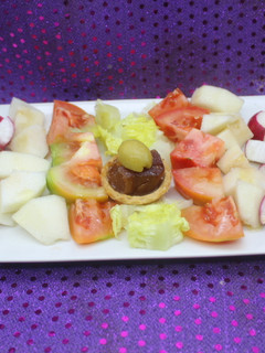 Una foto de Ensalada de peras y tartaleta de membrillo