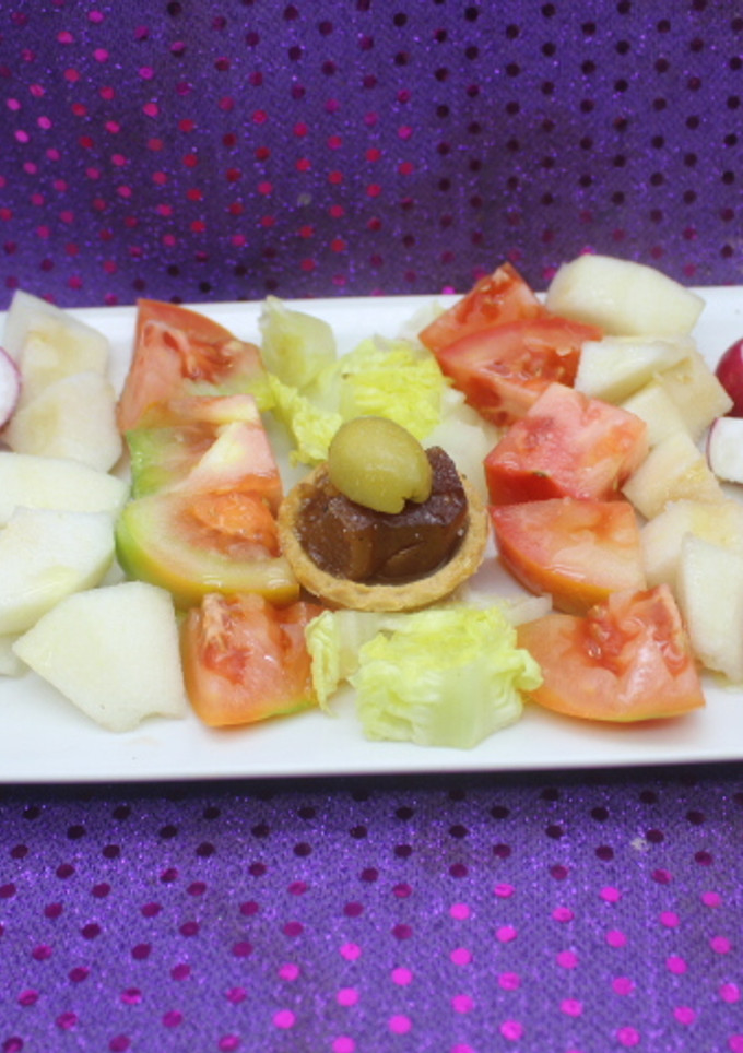 Una foto de Ensalada de peras y tartaleta de membrillo
