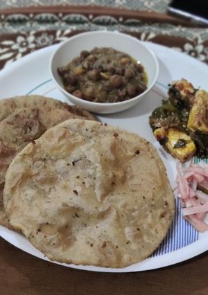 A picture of Jackfruit flour alu kachori with chane and paneer capsicum.