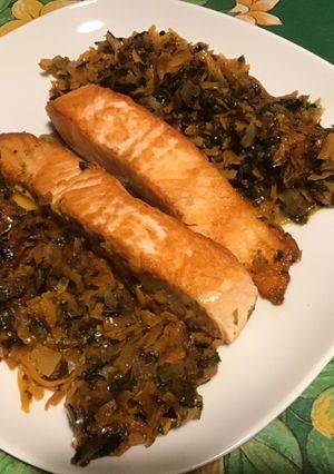 Une photo de Pavés de saumon, laitue de mer, carotte, oignon et orange