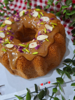 عکسی از دستور کیک وانیلی با سس تافی 😋
