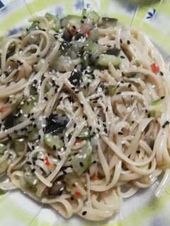 Una foto de One-pot-pasta vegetariano 🍆🥒