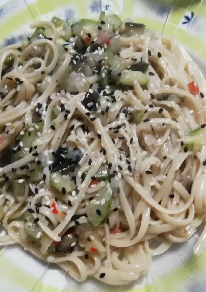 Una foto de One-pot-pasta vegetariano 🍆🥒