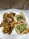 Tostadas de aguacate con huevos pericos y champiñones en 20 minutos 🤍