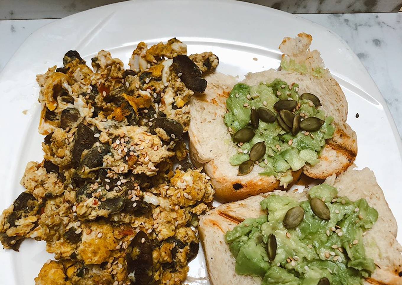 Tostadas de aguacate con huevos pericos y champiñones en 20 minutos 🤍