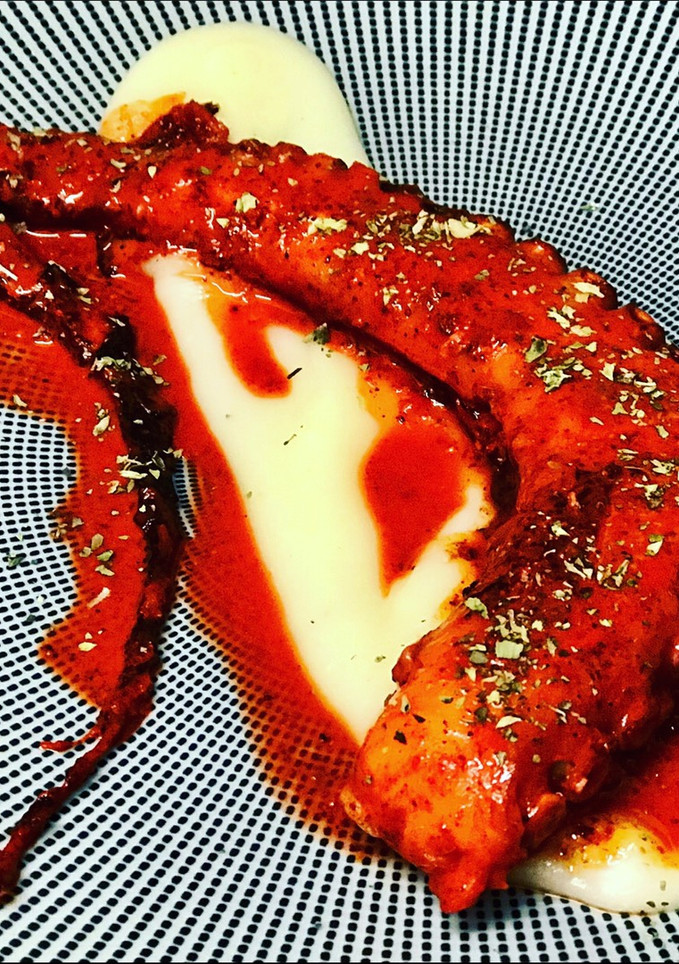 Una foto de Pulpo estilo pibil con puré cremoso de patatas 🥔🐙🥔🐙