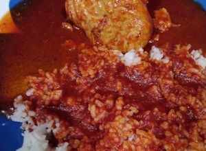 Una foto de Pollo en salsa de chile guajillo🌶️🌶️🌶️