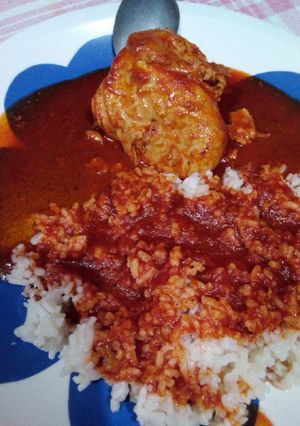 Una foto de Pollo en salsa de chile guajillo🌶️🌶️🌶️