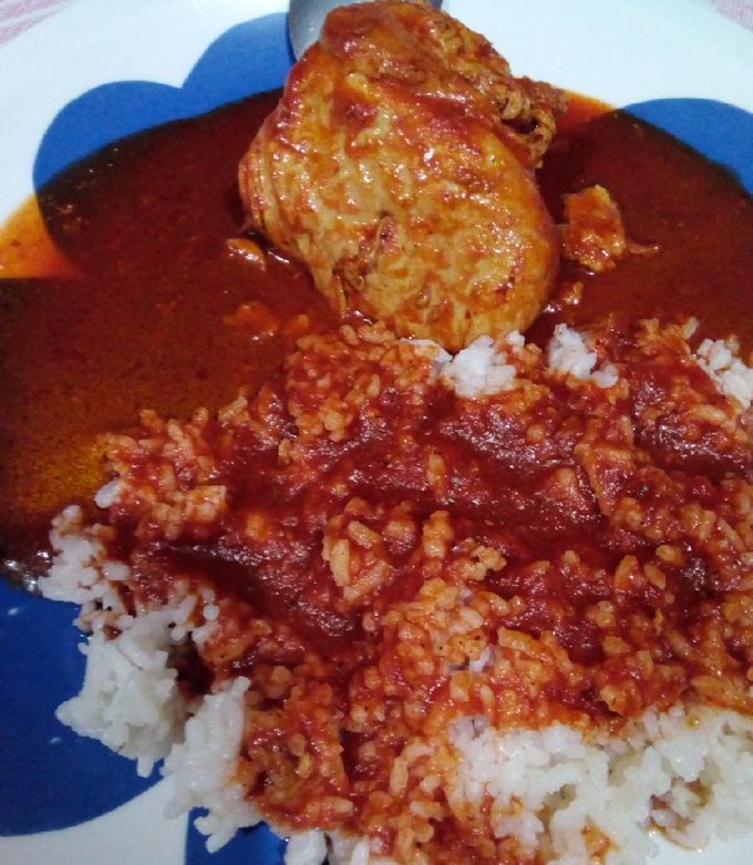 Una foto de Pollo en salsa de chile guajillo🌶️🌶️🌶️