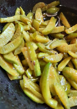 ટીંડોળા મરચાં નો સંભારો (Tindora Marcha Sambharo Recipe In Gujarati) રેસીપી મુખ્ય ફોટો