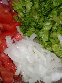 Una foto de Ensalada de cebolla, tomate y lechuga.😄👌